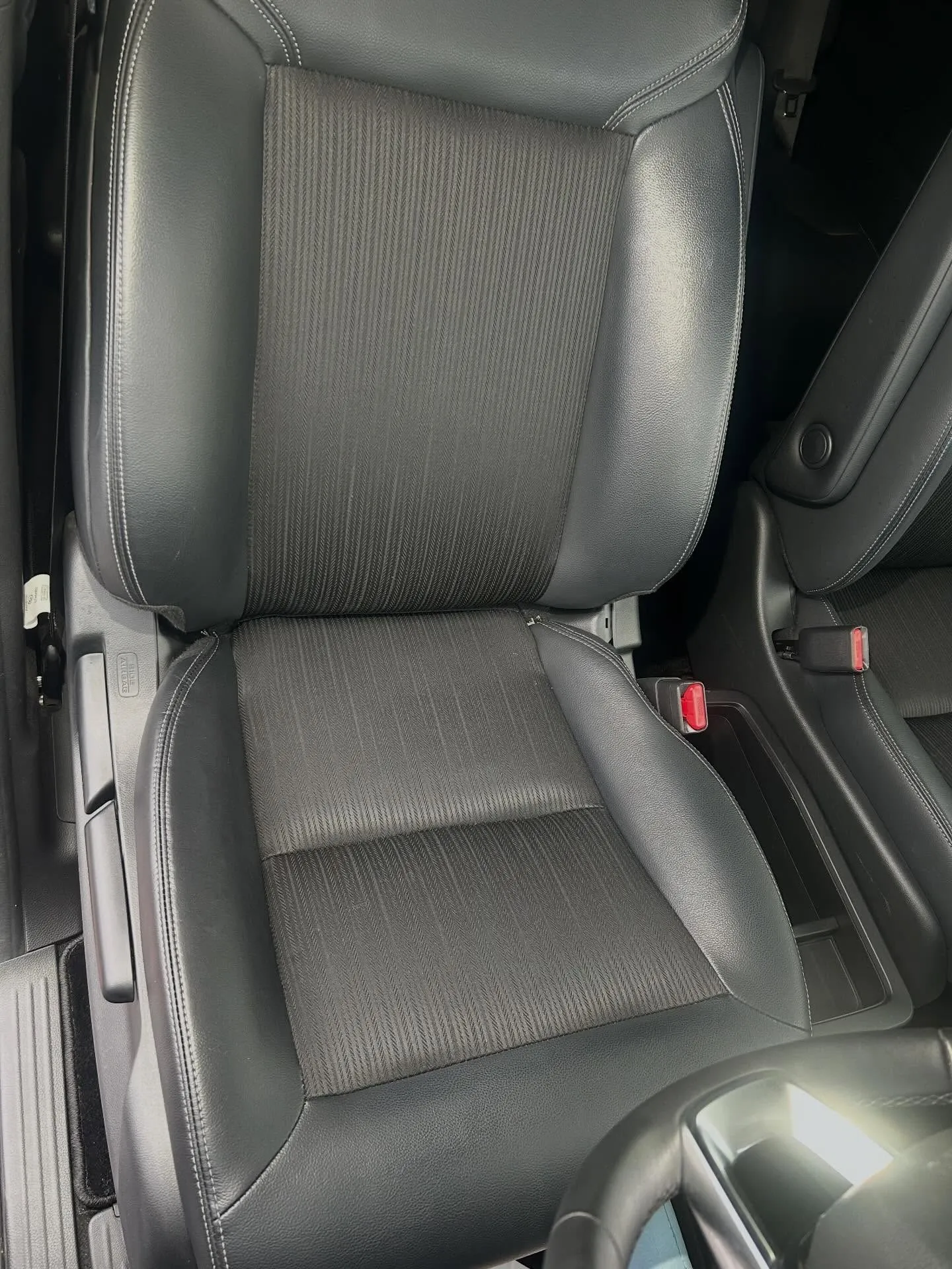 ステップワゴンのシートのリペアを行いました🚗✨年式は新しいの...