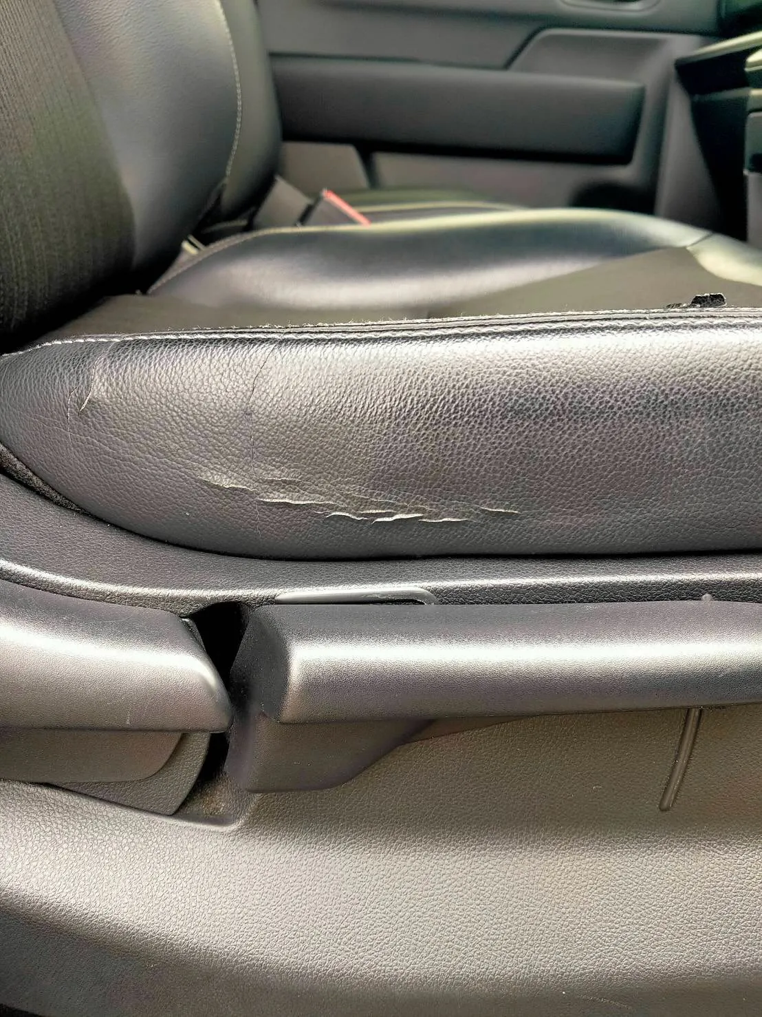 ステップワゴンのシートのリペアを行いました🚗✨年式は新しいの...