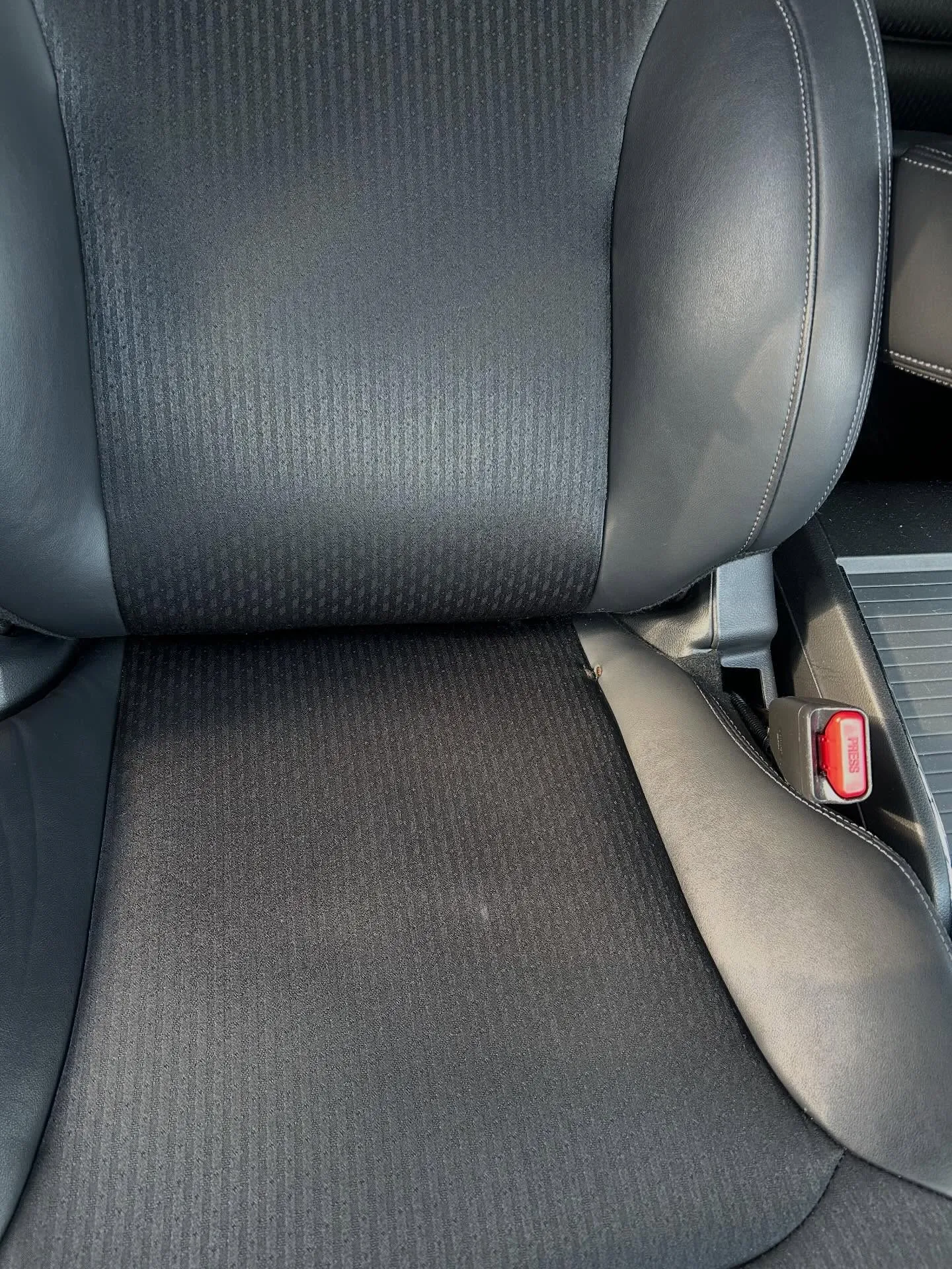 ハーフレザーシートの焦げ穴を補修しました✨