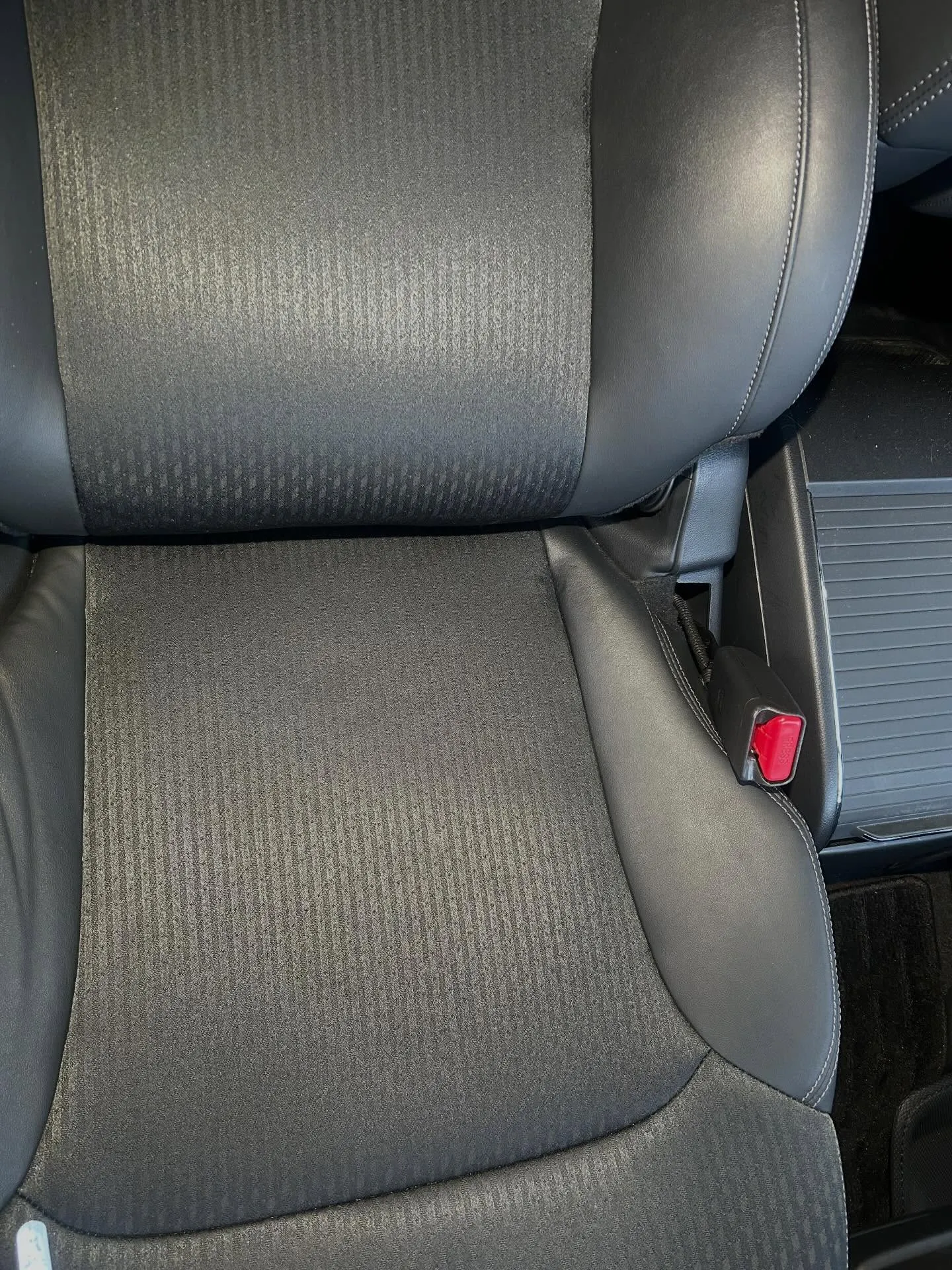 ハーフレザーシートの焦げ穴を補修しました✨