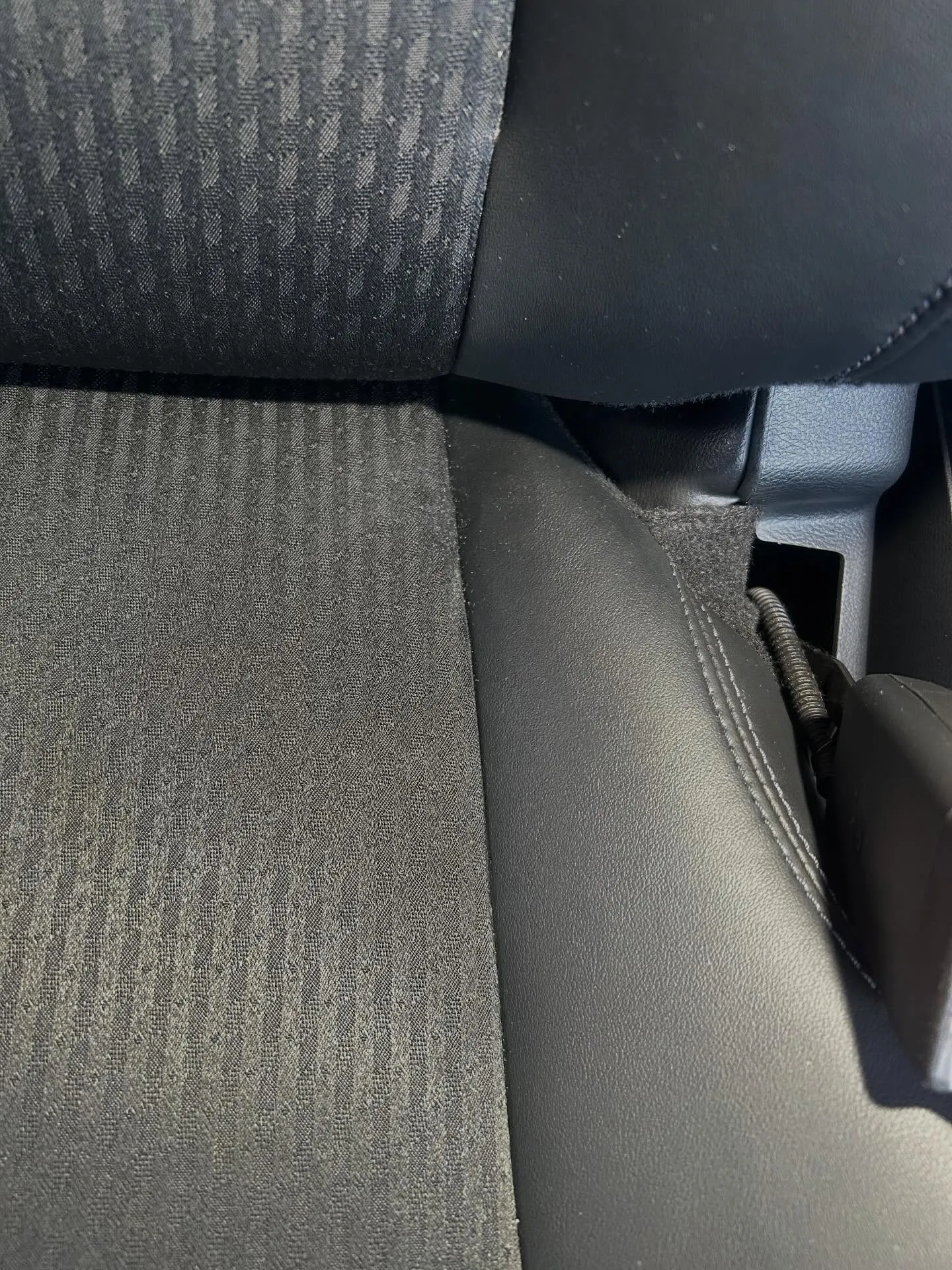 ハーフレザーシートの焦げ穴を補修しました✨