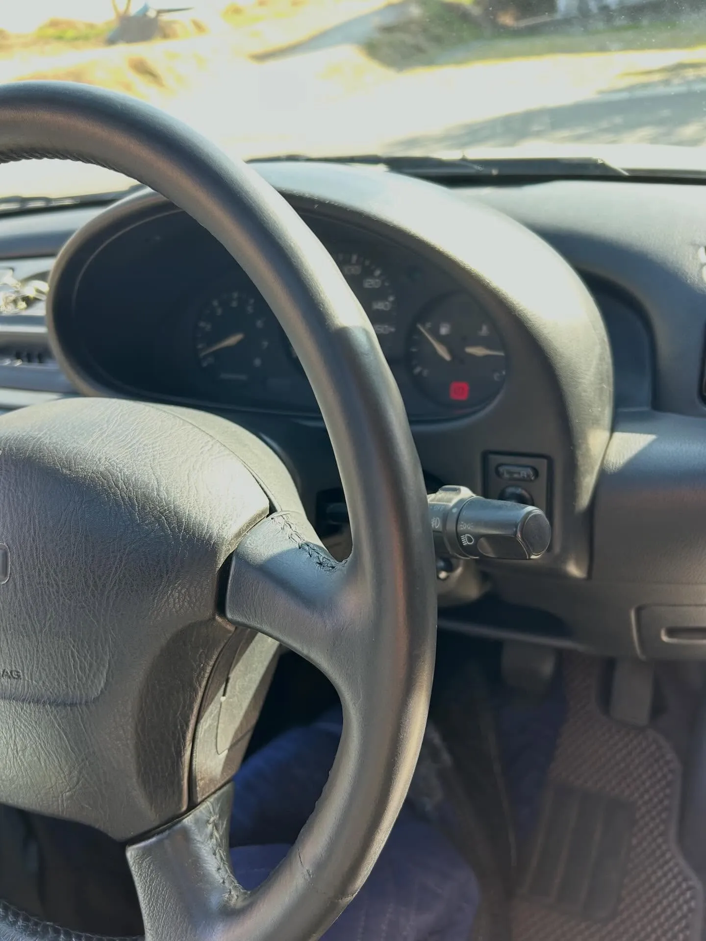 劣化してしまったステアリングをリペアいたしました。