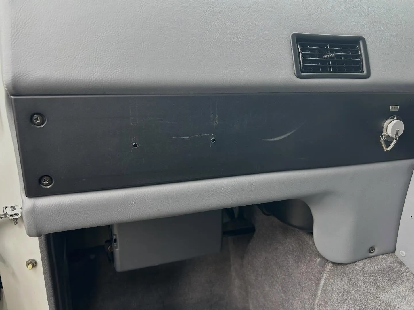 車の内装にできてしまった穴埋めリペア！