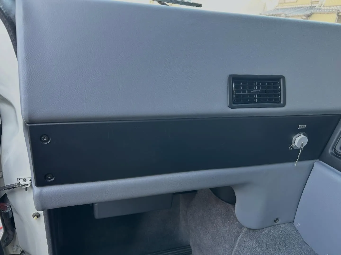 車の内装にできてしまった穴埋めリペア！