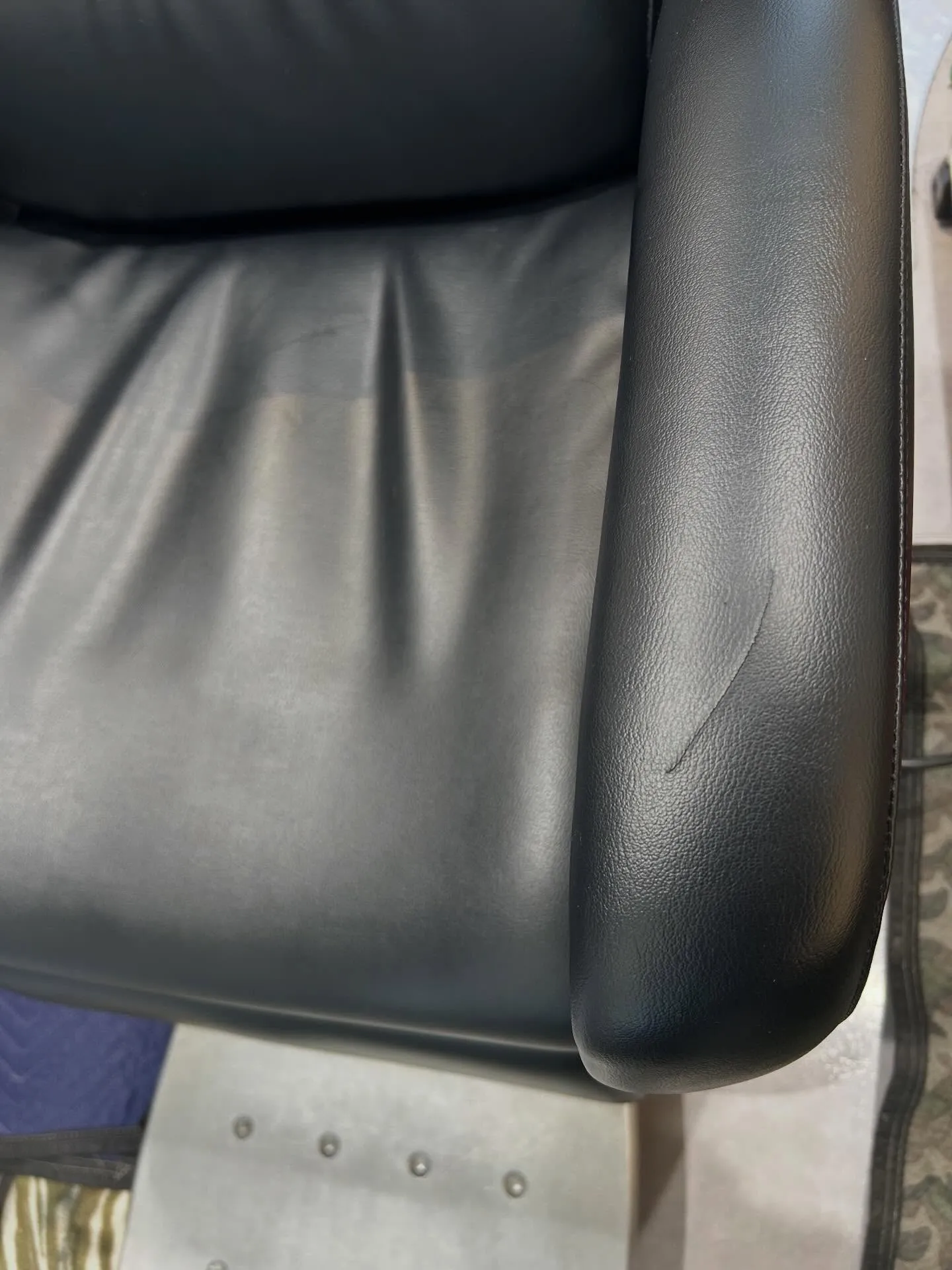 美容院のレザーチェアーを補修いたしました✂️✨