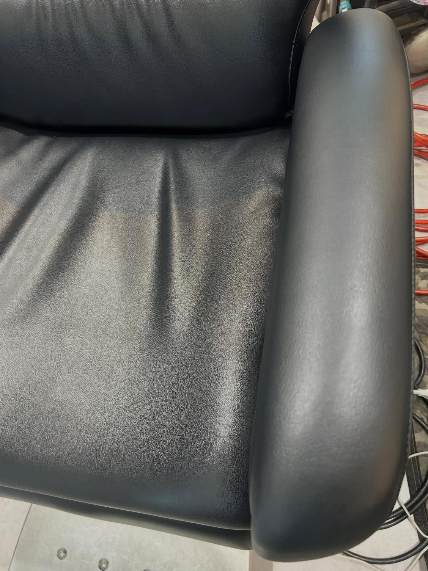 美容院のレザーチェアーを補修いたしました✂️✨