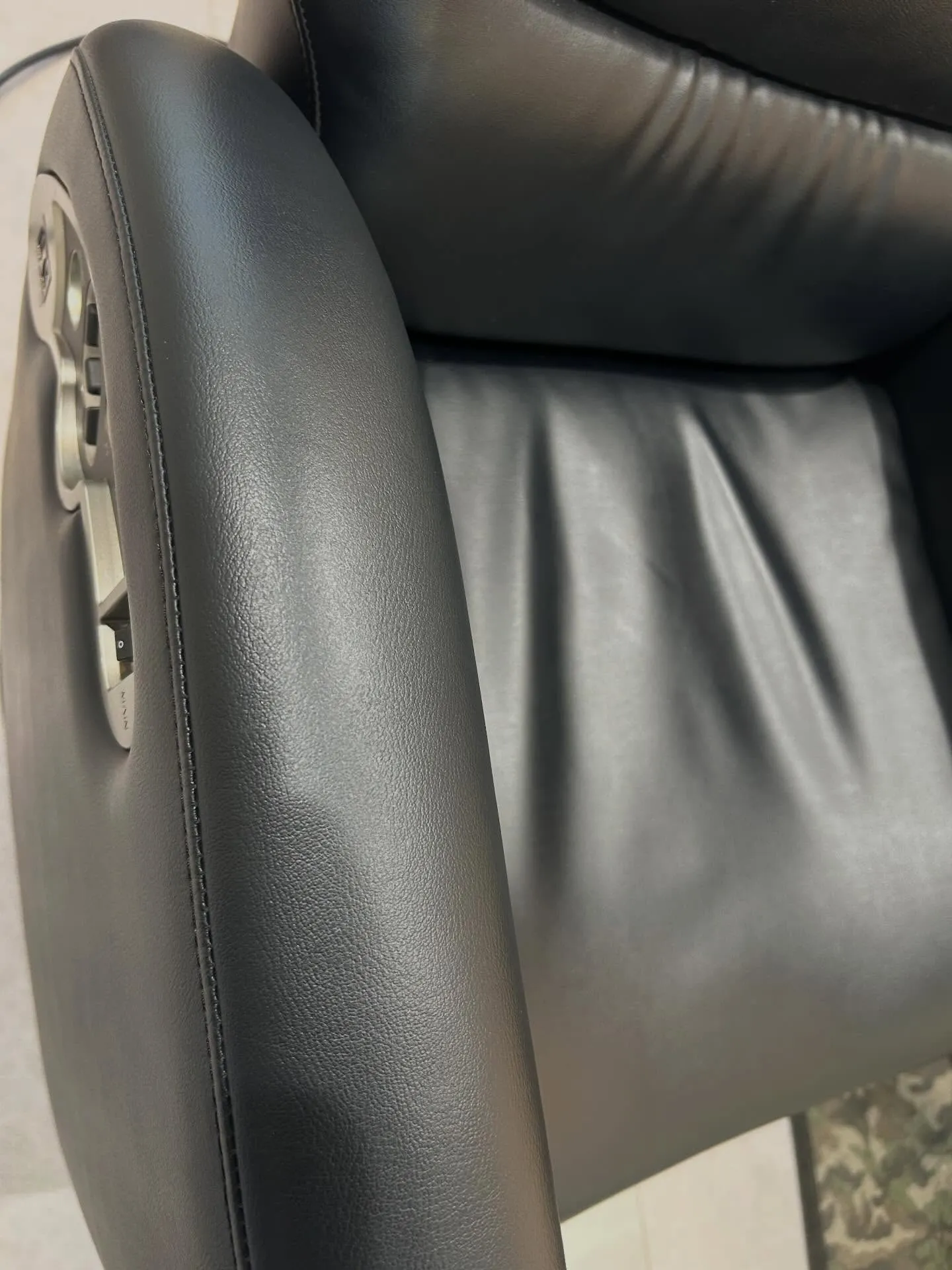 美容院のレザーチェアーを補修いたしました✂️✨