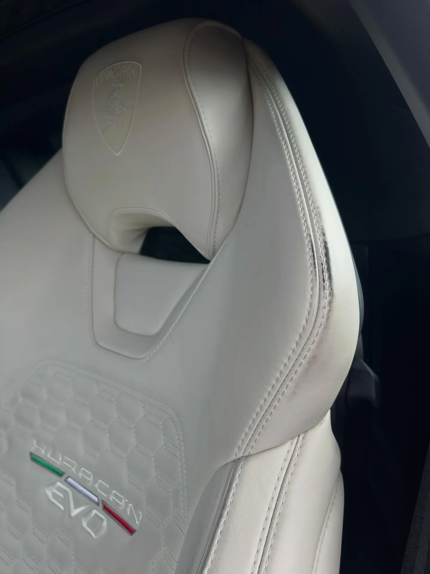 ホワイトカラー（白革）のシートリペアに挑戦しました✨