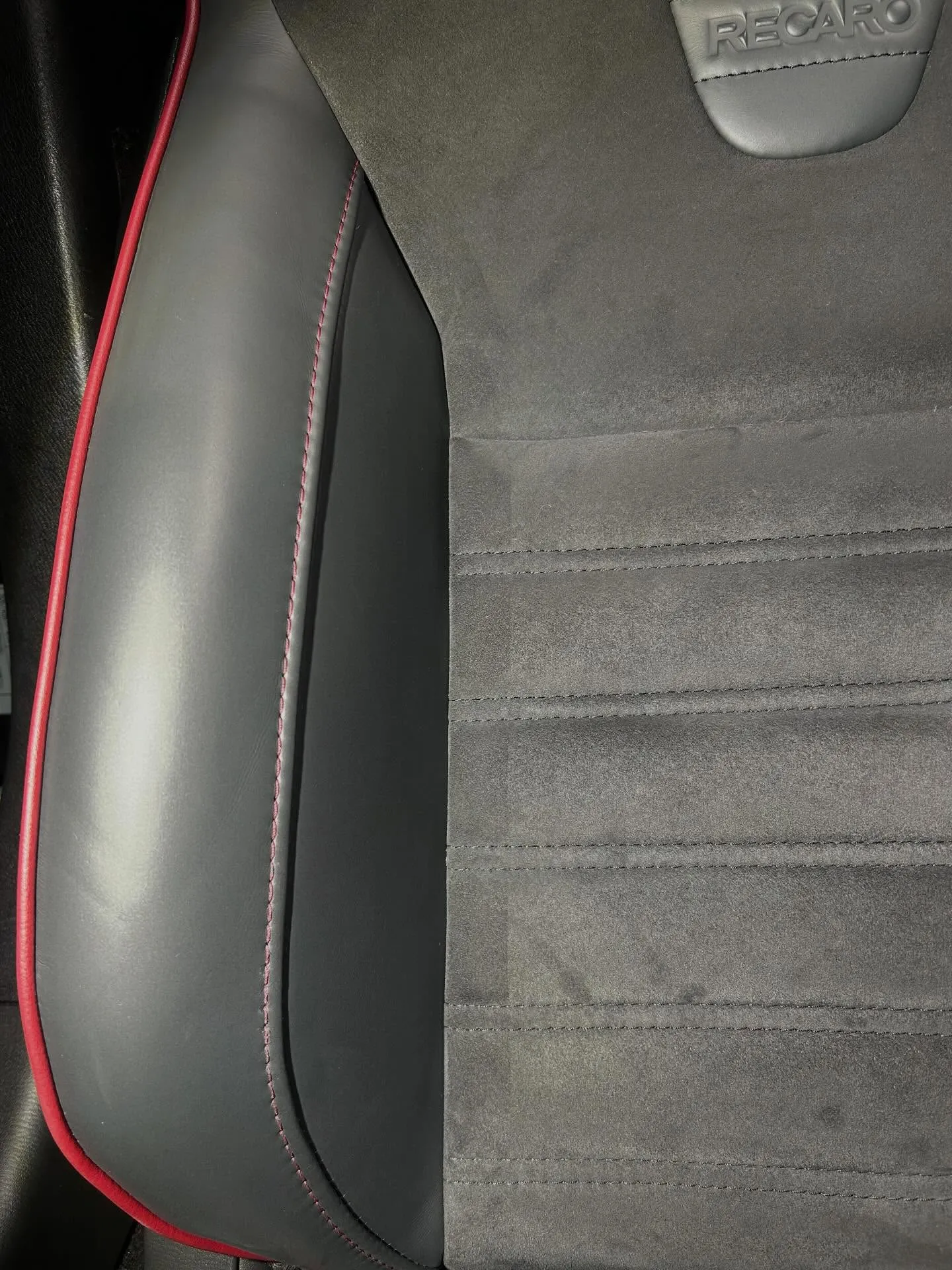 レカロシートの引っ掻き傷を補修しました✨