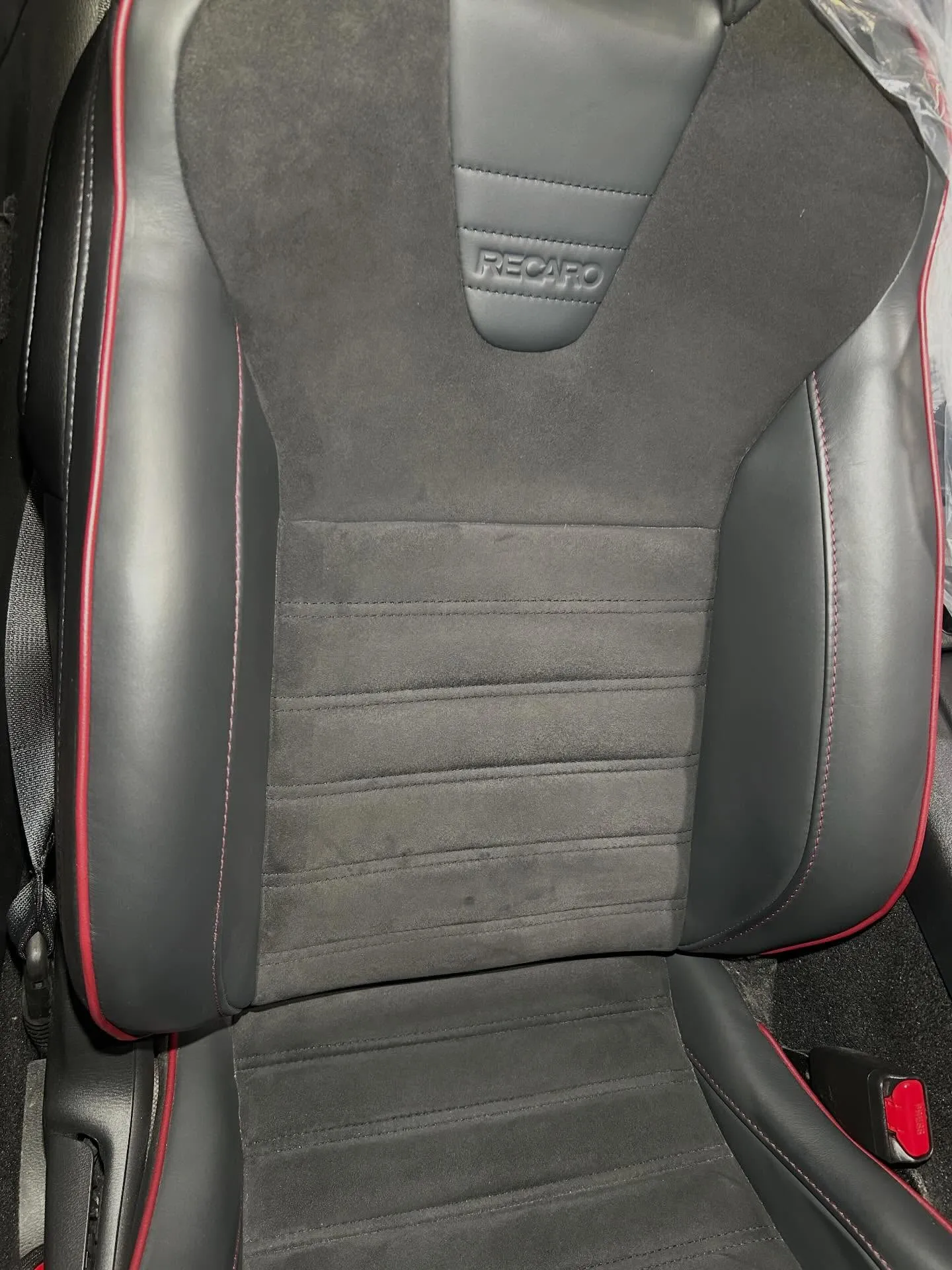 レカロシートの引っ掻き傷を補修しました✨