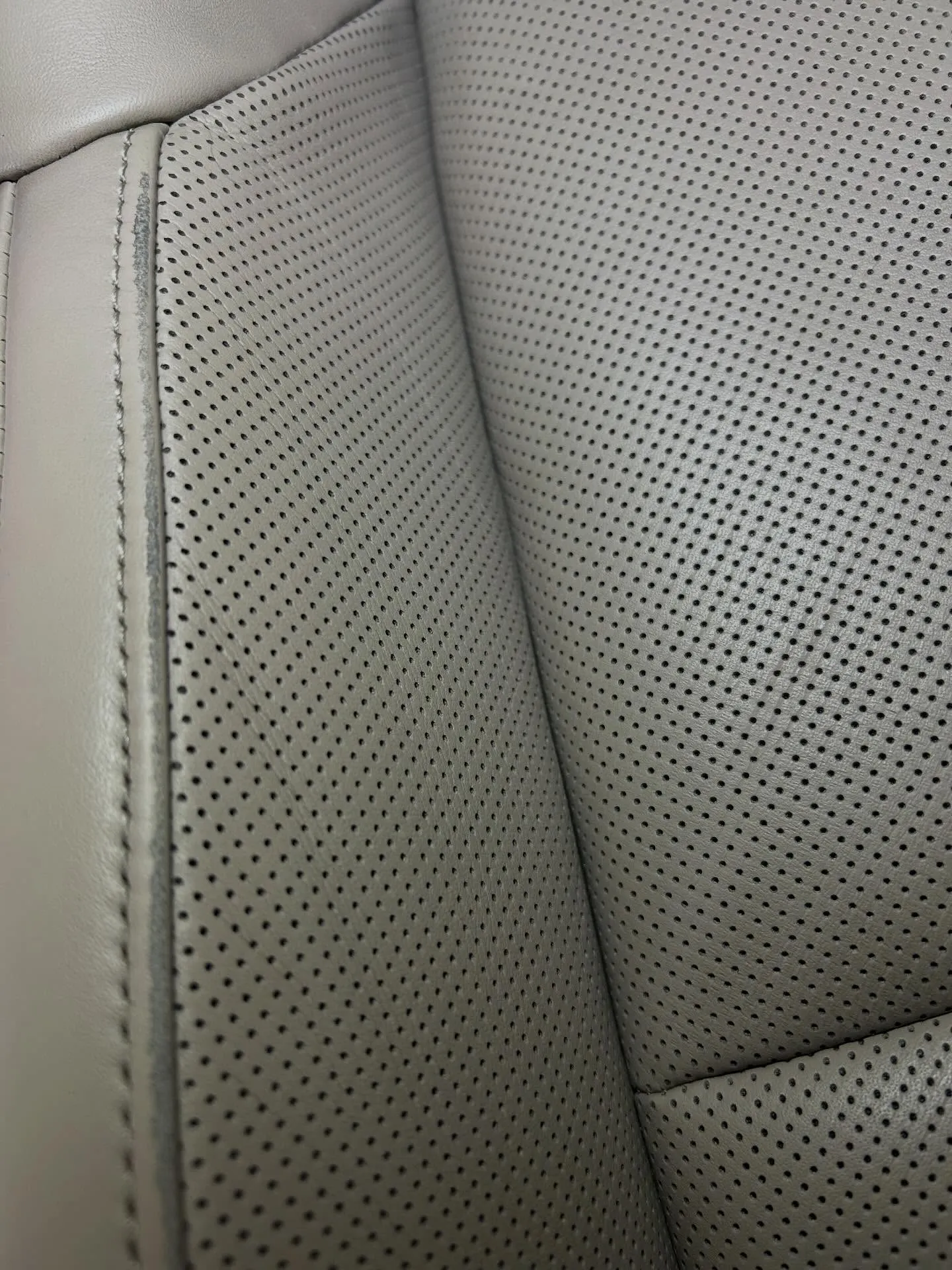 ポルシェタイカンのシートリペアとシートコーティングを行いまし...