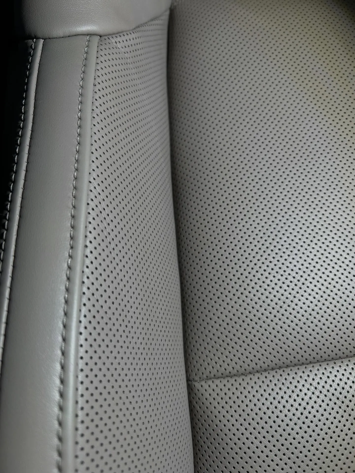 ポルシェタイカンのシートリペアとシートコーティングを行いまし...