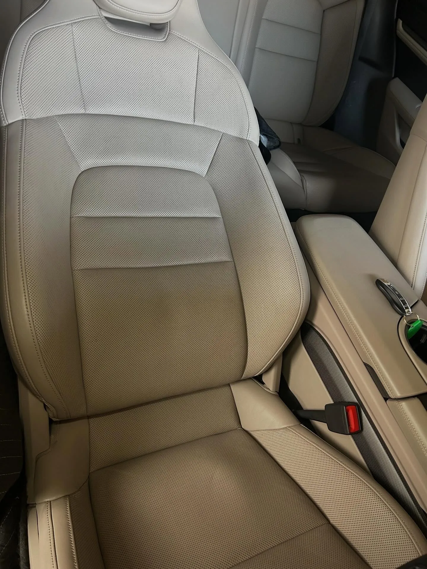 ポルシェタイカンのシートリペアとシートコーティングを行いまし...