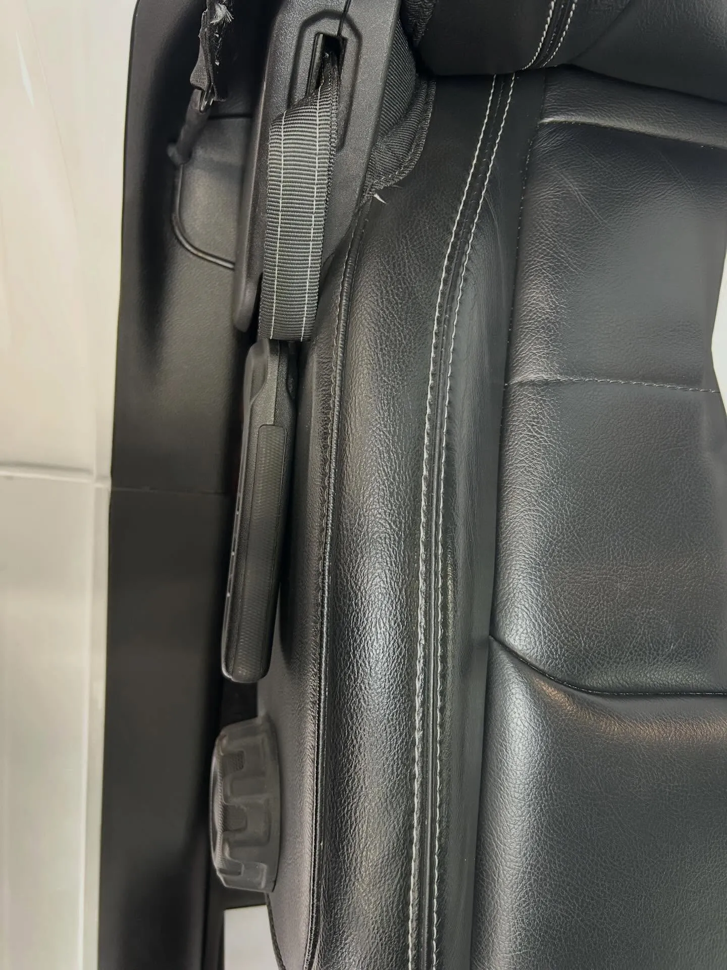 今回はジープラングラーのシート切れをリペアしました✨