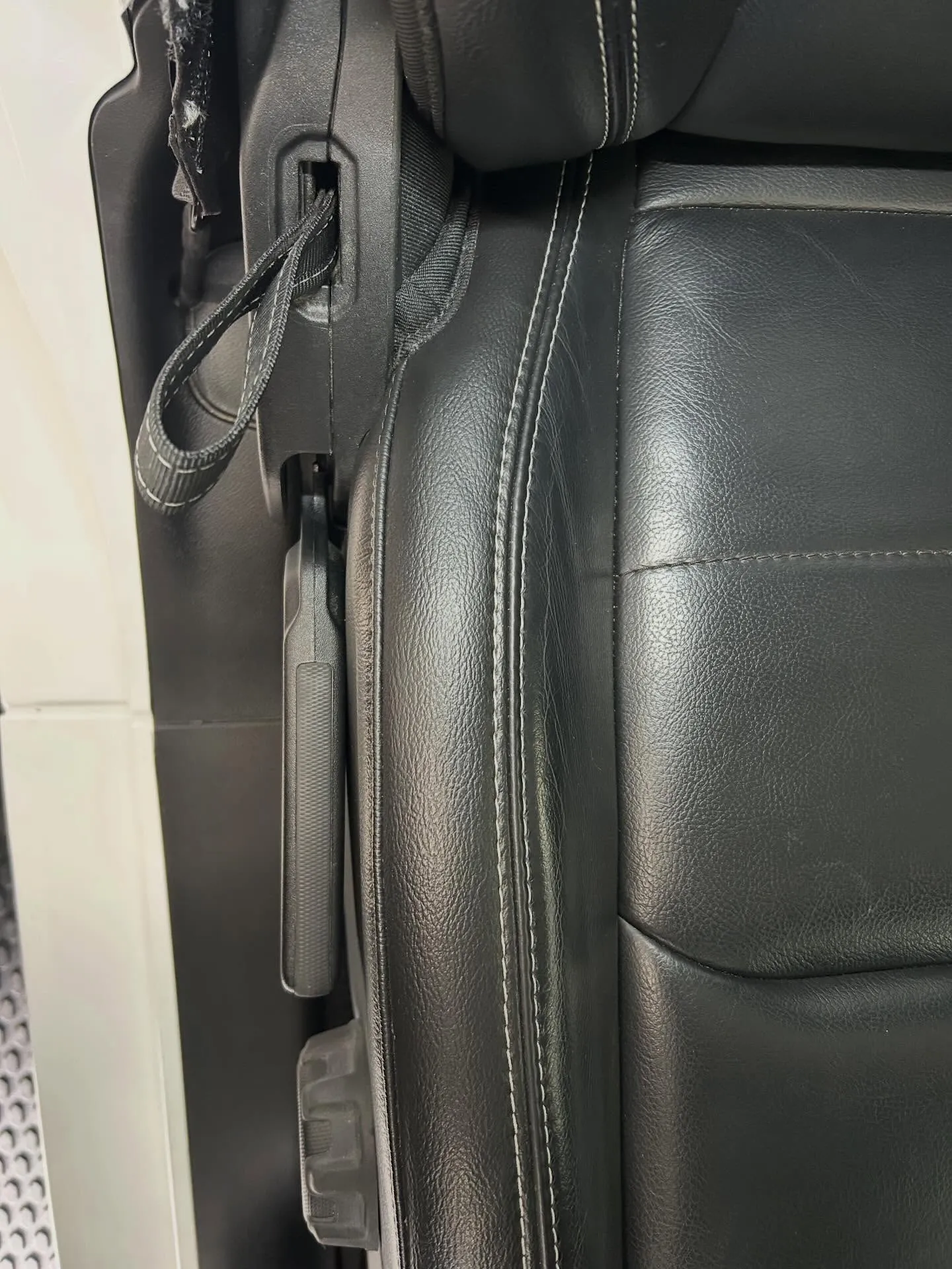 今回はジープラングラーのシート切れをリペアしました✨