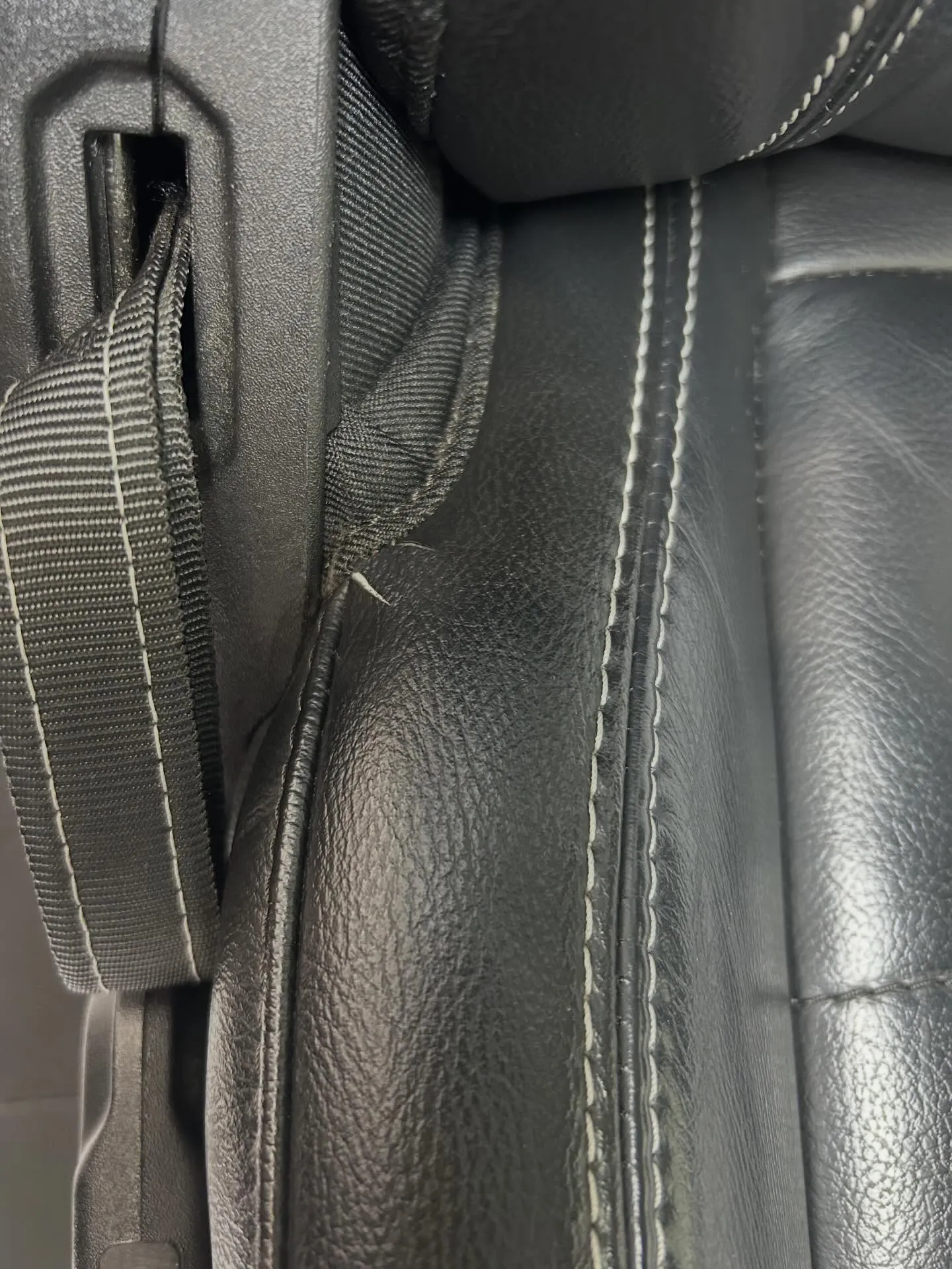 今回はジープラングラーのシート切れをリペアしました✨