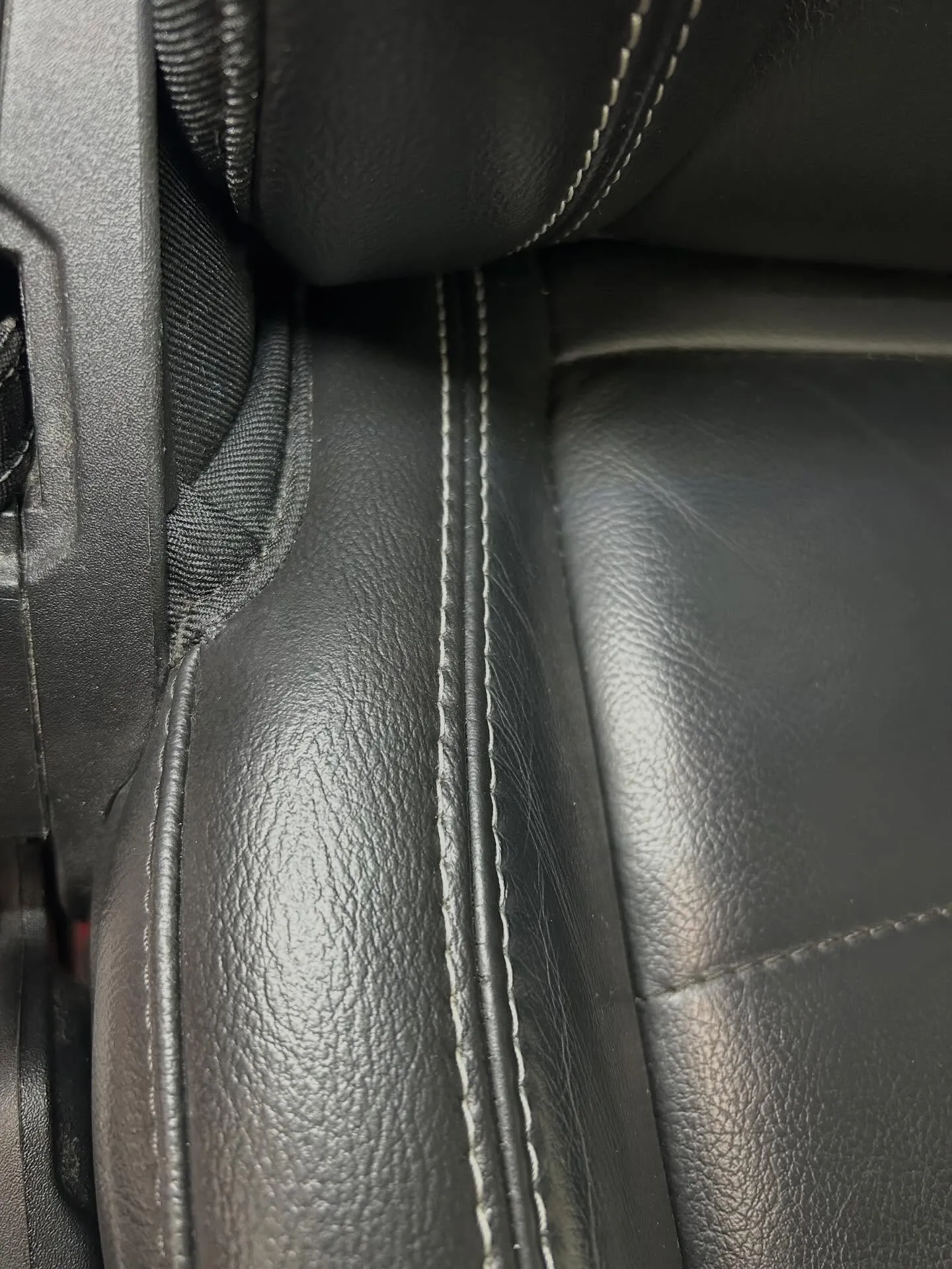 今回はジープラングラーのシート切れをリペアしました✨